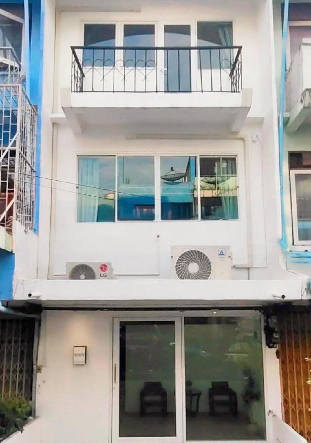 Whole 3-Storey House Right In The Local Community. Бангкок Экстерьер фото